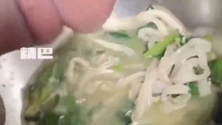 爸爸的小女儿满足了他的足交幻想