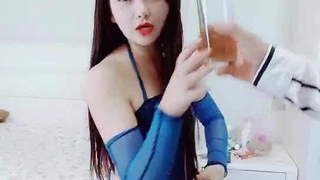 在商店的试衣间口交换来一件衣服！