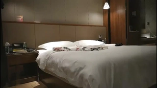 少女宝贝被继母男友拍打她的阴户