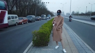 日本少女在宿舍房间里吸吮和性交