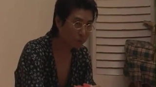 大学生在淋浴间里被18岁妹妹最好的朋友舔和操