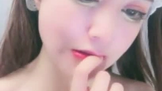 令人惊叹的继妹用天然乳房和剃光的阴部给出最好的POV口交