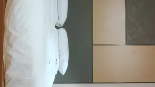 大学生在宿舍房间里与Alexa Nova和Kendall Woods做爱
