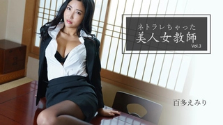 穿着警服的少女从宿舍偷走了内衣