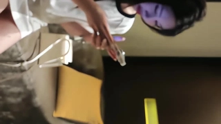 小泽玛丽娟诱人的小少妇，带哥眼镜看着很有感觉，趴在小哥胯下舔弄鸡巴，让小哥在床上揉奶玩逼各种草好刺激第06集