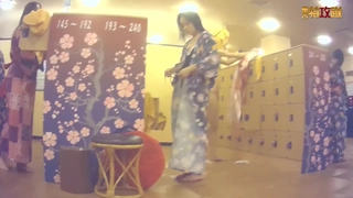 熟女和青少年三人组在热辣的现实视频中