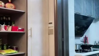 原来这餐厅还有这样的“桌边服务”，让小姐当餐后甜点送给大爷～