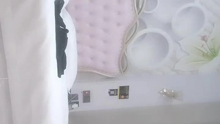 趁着她男朋友不注意，和继妹在厨房做爱