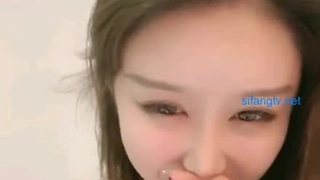 秃顶中年大叔幸福生活，两个嫩妹激情双飞，操完一个再换另一个，后入骑乘爆插骚穴让人很羡慕