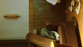 棕发少女在热辣的三人行中被大鸡巴填满她紧绷的阴道