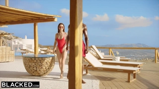 年轻的女同性恋者用激情的舔阴和舔阴探索他们的性欲