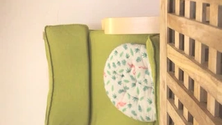 两个小伙一个小骚逼激情玩3P，嘴里吃着鸡巴，后面小比比里插着鸡巴好骚